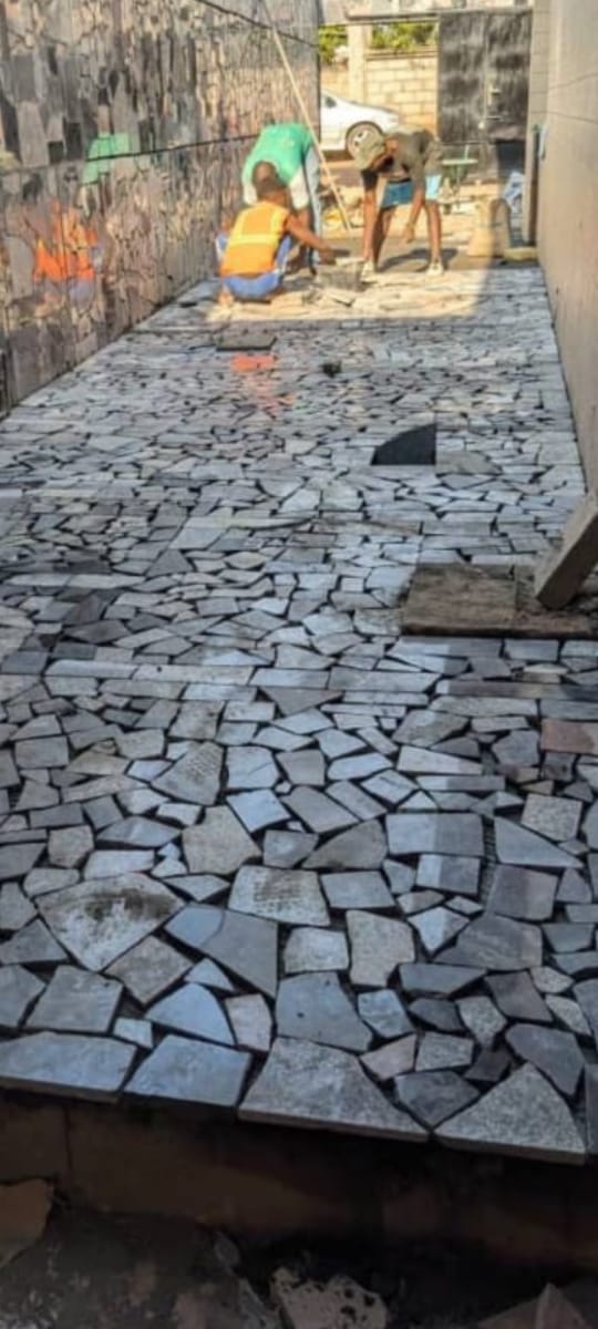 Pose de casses de granites sur cours extérieures – Image 3